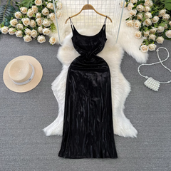 Mittellanges A-Linien-Hosenträgerkleid für Damen in glänzendem Metallic-Look