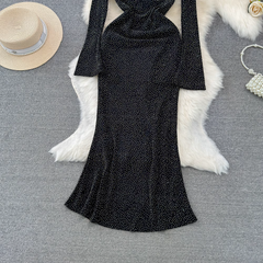 Schulterfreies Kleid mit Schößchen, Fischschwanz und Tupfen