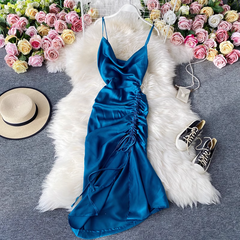 Modisches V-Ausschnitt Rückenfreies Kordelzug Plissee Satin Strapskleid