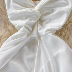 Rückenfreies Kleid mit V-Ausschnitt, offenem Rücken und Rüschenknoten