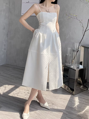 Schwarzes Damenkleid mit Schlitz und Hosenträgern