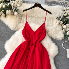 Rotes langes Chiffonkleid mit V-Ausschnitt und Hosenträgern