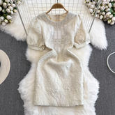 Kurzärmliges, rundperlenbesetztes Sommerkleid in A-Linie