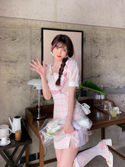 Kleid mit quadratischem Ausschnitt