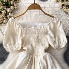 Sommerkleid aus A-Linie mit quadratischem Ausschnitt und unregelmäßigen Chiffon-Nähten