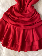 Rotes kurzes Kleid mit Rüschen und Hosenträgern