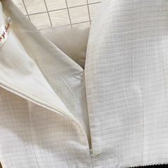 Retro-Kleid in Kontrastfarbe mit kurzen Ärmeln, V-Ausschnitt und mittellanger A-Linie