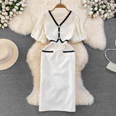 Retro-Kleid in Kontrastfarbe mit kurzen Ärmeln, V-Ausschnitt und mittellanger A-Linie