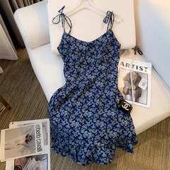 Kurzes A-Linien-Kleid mit floralem Strapsmuster