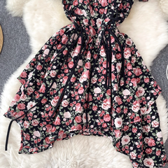 Kleid mit Blumenmuster, quadratischem Ausschnitt, Puffärmeln und unregelmäßiger Form