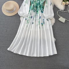 Langärmliges, bedrucktes A-Linien-Kleid mit V-Ausschnitt