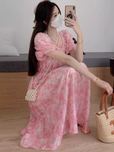 Rosa Chiffonkleid mit Blumenmuster und eckigem Ausschnitt