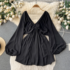 Vestido de vacaciones con escote en V profundo y mangas largas tipo farol