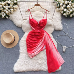 Strapskleid mit unregelmäßigem, hüftbetontem Rock