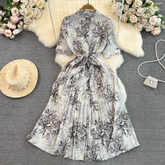 Mittellanges A-Linien-Hemdkleid mit Plissierung und Stehkragen im Retro-Stil