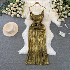 Mittellanges A-Linien-Hosenträgerkleid für Damen in glänzendem Metallic-Look