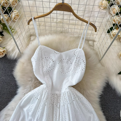 Mittellanges, a-Linien-Kleid in Weiß, hohl, Bohemian-Stil, Strandkleid für den Urlaub am Meer