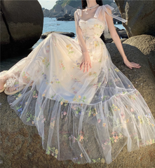 Kleid aus Netzstoff mit Blumenstickereien