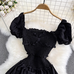 Vestido estilo A con escote cuadrado, abertura y manga corta con lazo y burbujas
