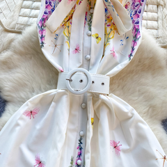 Bedrucktes Urlaubskleid mit süßem Schleifenkragen und ärmellosem Kleid