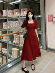 Sommerkleid für Damen mit eckigem Ausschnitt