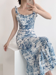 Blau-weißes, geblümtes Kleid mit eckigem Ausschnitt und Hosenträgern aus Porzellan