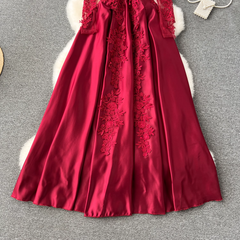 Rotes langärmliges A-Linien-Kleid