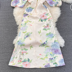 Bedrucktes Kleid mit tiefem V-Ausschnitt im Urlaubsstil