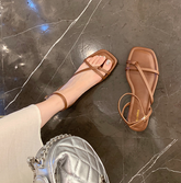 Flache Sandalen mit überkreuzten Riemen