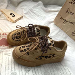 Lässige Sneakers mit Leopardenmuster und Schnürung