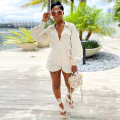 Einfarbiger Strampler mit Reißverschluss und Laternenärmeln