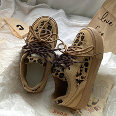 Lässige Sneakers mit Leopardenmuster und Schnürung