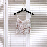 Top corto con escote en forma de corazón y tirantes finos de satén con encaje vintage - Rosa