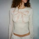 Weihnachts-Crop-Top mit eckigem Ausschnitt, langen Ärmeln und Spitzenbesatz, schmaler Schnitt