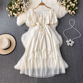 Sommerkleid aus A-Linie mit quadratischem Ausschnitt und unregelmäßigen Chiffon-Nähten