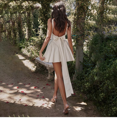 Weißes rückenfreies Kleid