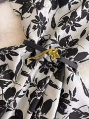 Bedrucktes Retro-Kleid mit Rundhalsausschnitt und kurzen Ärmeln