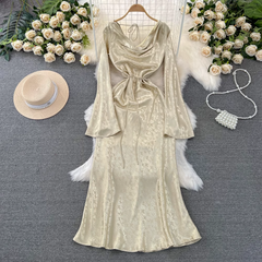 Ausgestelltes, langärmliges, mittellanges A-Linien-Kleid mit V-Ausschnitt