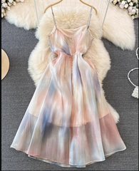 Sommerliches A-Linien-Kleid im französischen Retro-Stil mit Taillenbetonung, Plissee und verwischtem Aufdruck