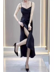 Schwarzes Kleid mit Spaghettiträgern