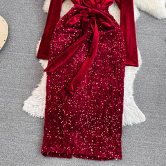 Langärmliges, taillenformendes, mittellanges Samtkleid mit gespleißten Pailletten und V-Ausschnitt