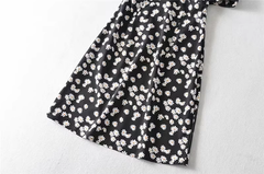 Schmal geschnittenes Kleid im Retro-Stil mit Blumenmuster und Gänseblümchenmuster