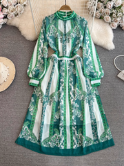 Langärmliges Kleid mit Stehkragen und A-Linien-Print