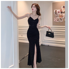 Schwarzes langes Kleid mit V-Ausschnitt und Schlitz