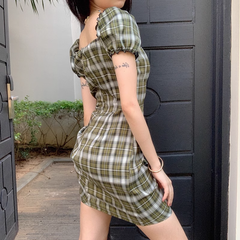 Grünes kariertes Vintage-Kleid mit Puffärmeln