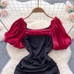 Midikleid mit eckigem Ausschnitt und Puffärmeln