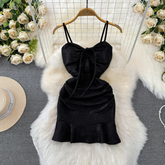 Enges, figurbetontes Sling-Kleid mit Rüschen