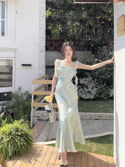 Romantisches Hosenträgerkleid mit grün verwischten Blumenbändern