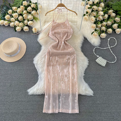 Glänzendes, figurbetontes Kleid mit Neckholder-Ausschnitt und Pailletten