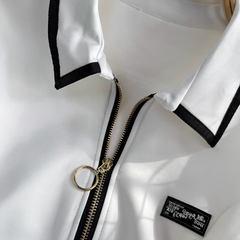 Flauschiges Retro-Kleid mit kurzen Ärmeln und Polokragen in Kontrastfarbe